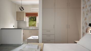 Une chambre à coucher avec un lit, une table de chevet et une armoire. Il y a une fenêtre qui donne sur un paysage verdoyant.