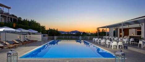 季节性开放的室外游泳池,日光浴躺椅