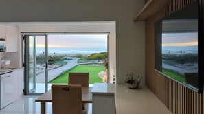 Studio Deluks, 1 Tempat Tidur Queen, pemandangan laut, menghadap pantai | Dapur pribadi | Pemanggang roti, blender, dan produk pembersih yang ramah lingkungan