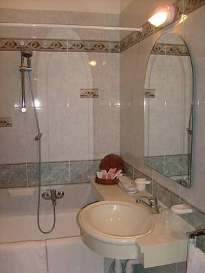 Shower, rainfall showerhead, free toiletries, hair dryer