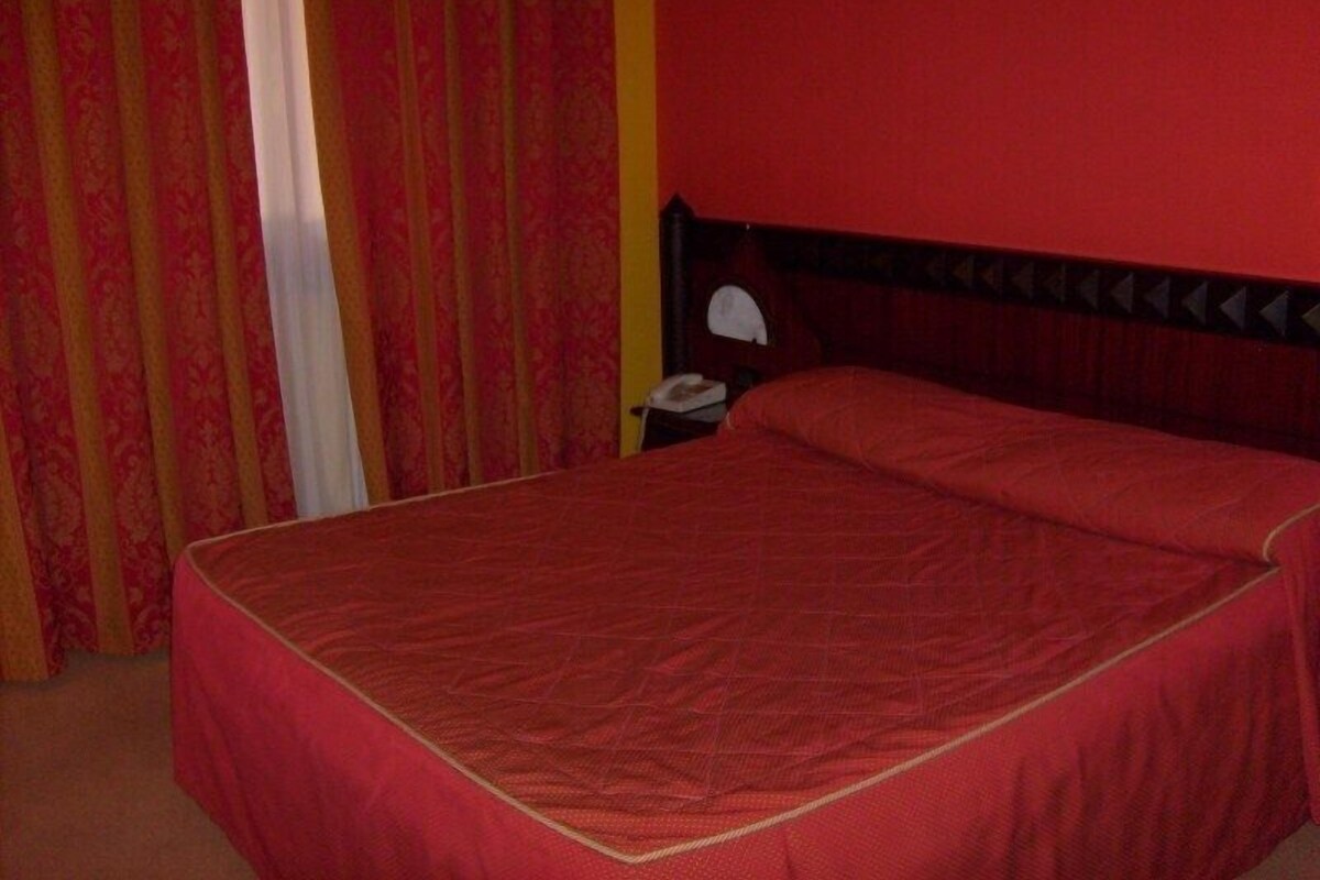 Standard Double Room Single Use | Minibar, individually furnished, desk, blackout curtains