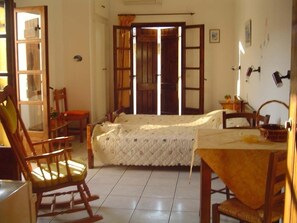 Camas con efecto memoria, decoración personalizada y muebles diferentes 