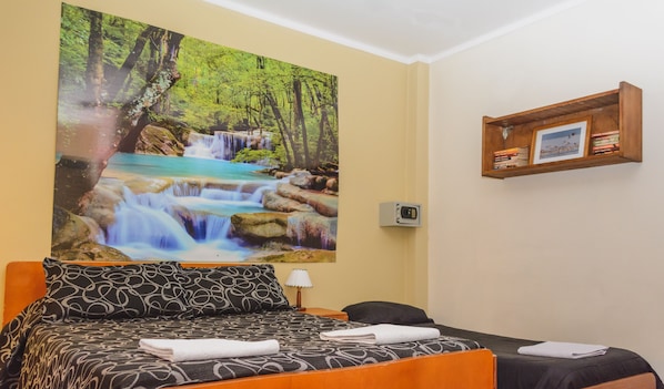 Suite estándar, 2 habitaciones, baño privado | Caja fuerte, escritorio, sistema de insonorización y wifi gratis