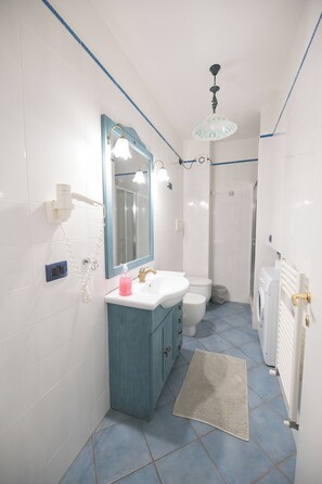 Apartment, 1 Bedroom | Bathroom | Shower, hair dryer, bathrobes, bidet - Le Calette (Sperlonga)