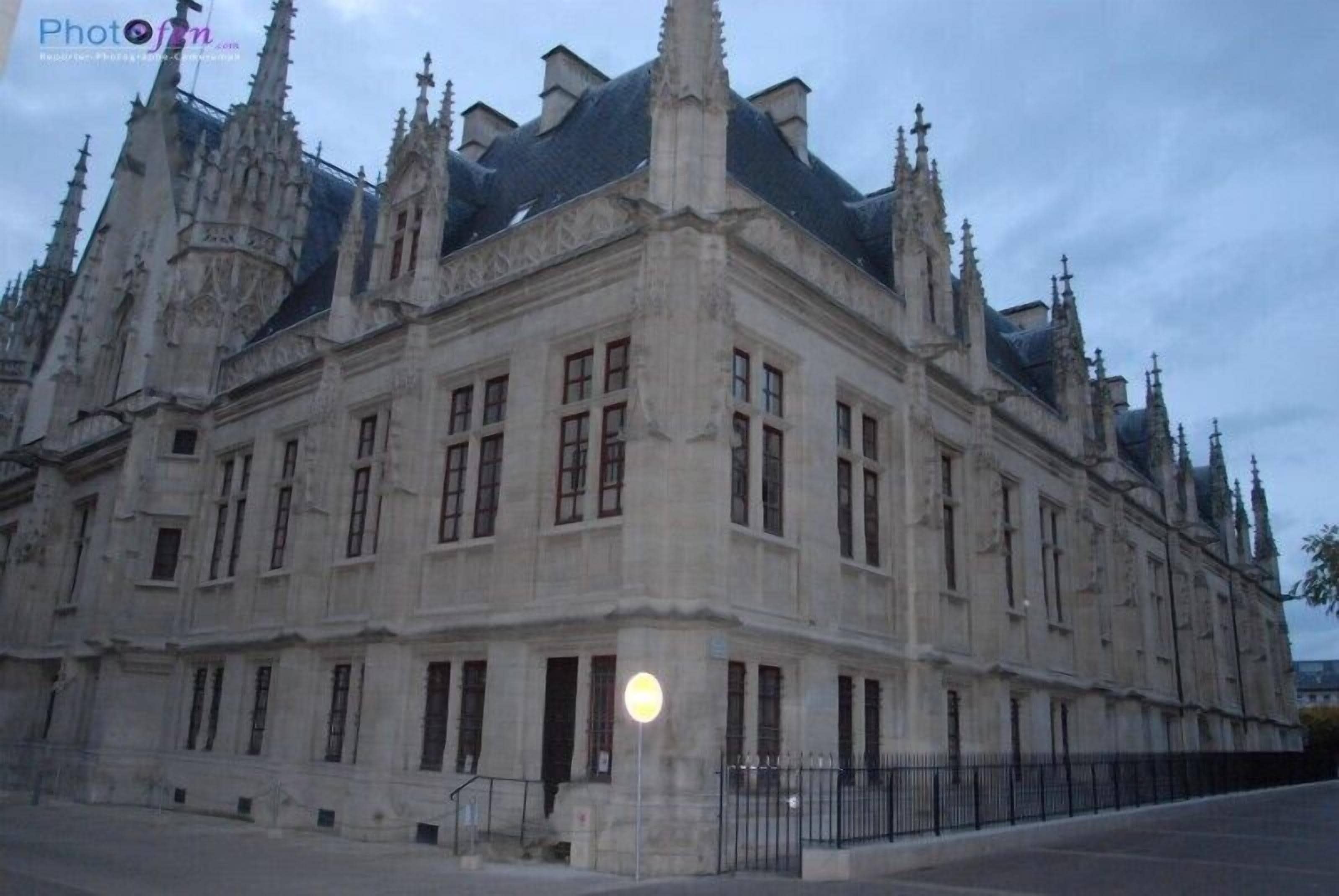 واجهة المنشأة - في المساء/الليل