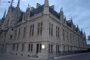 Front of property – evening/night - Hôtel des Arcades (Rouen)