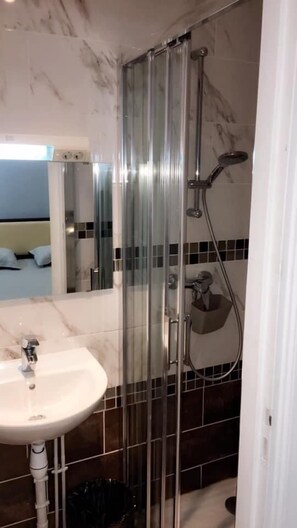 Standard Double Room | Bathroom | Shower, free toiletries, hair dryer, towels