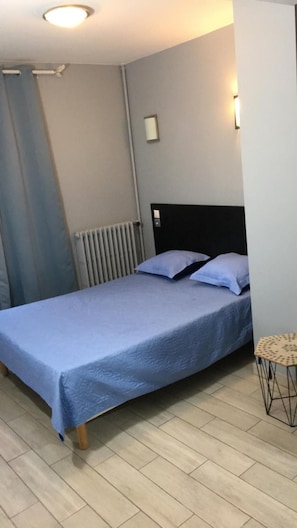 Individually furnished, desk, blackout curtains, soundproofing - Hôtel des Arcades (Rouen)