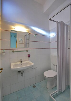 Standard Double or Twin Room | Bathroom | Shower, hair dryer, towels