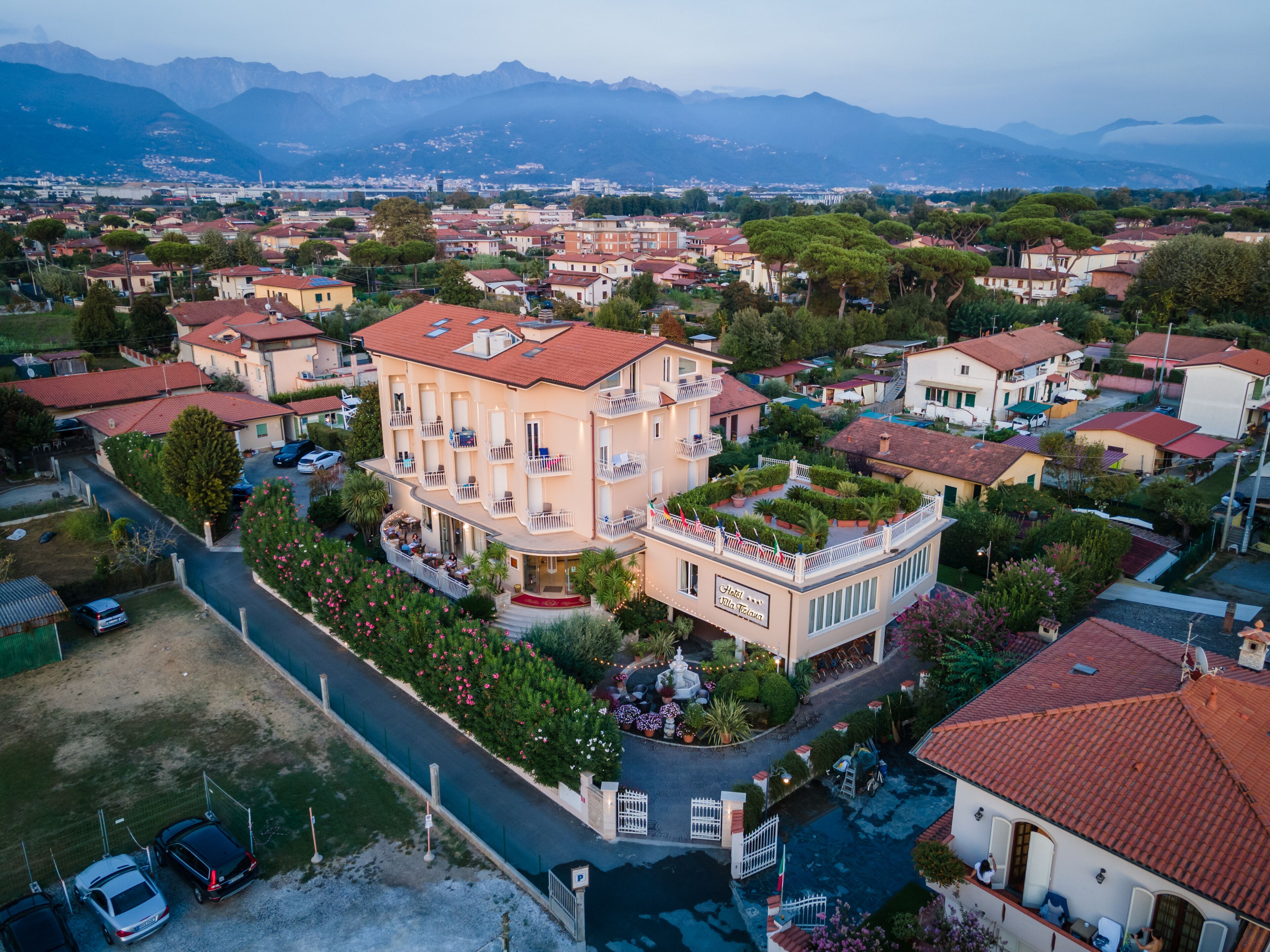 Un hôtel doté d’un jardin sur le toit, d’une piscine et offrant une vue sur le quartier résidentiel environnant.