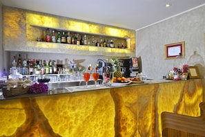 2 bares, salón lounge en el lobby