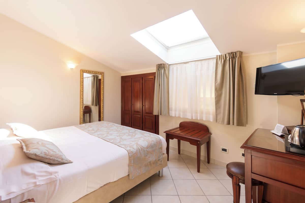Economy Double or Twin Room | Memory-foam beds, minibar, in-room safe, desk