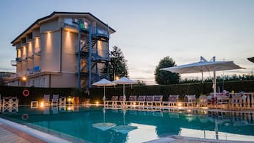 Voorkant accommodatie - avond/nacht