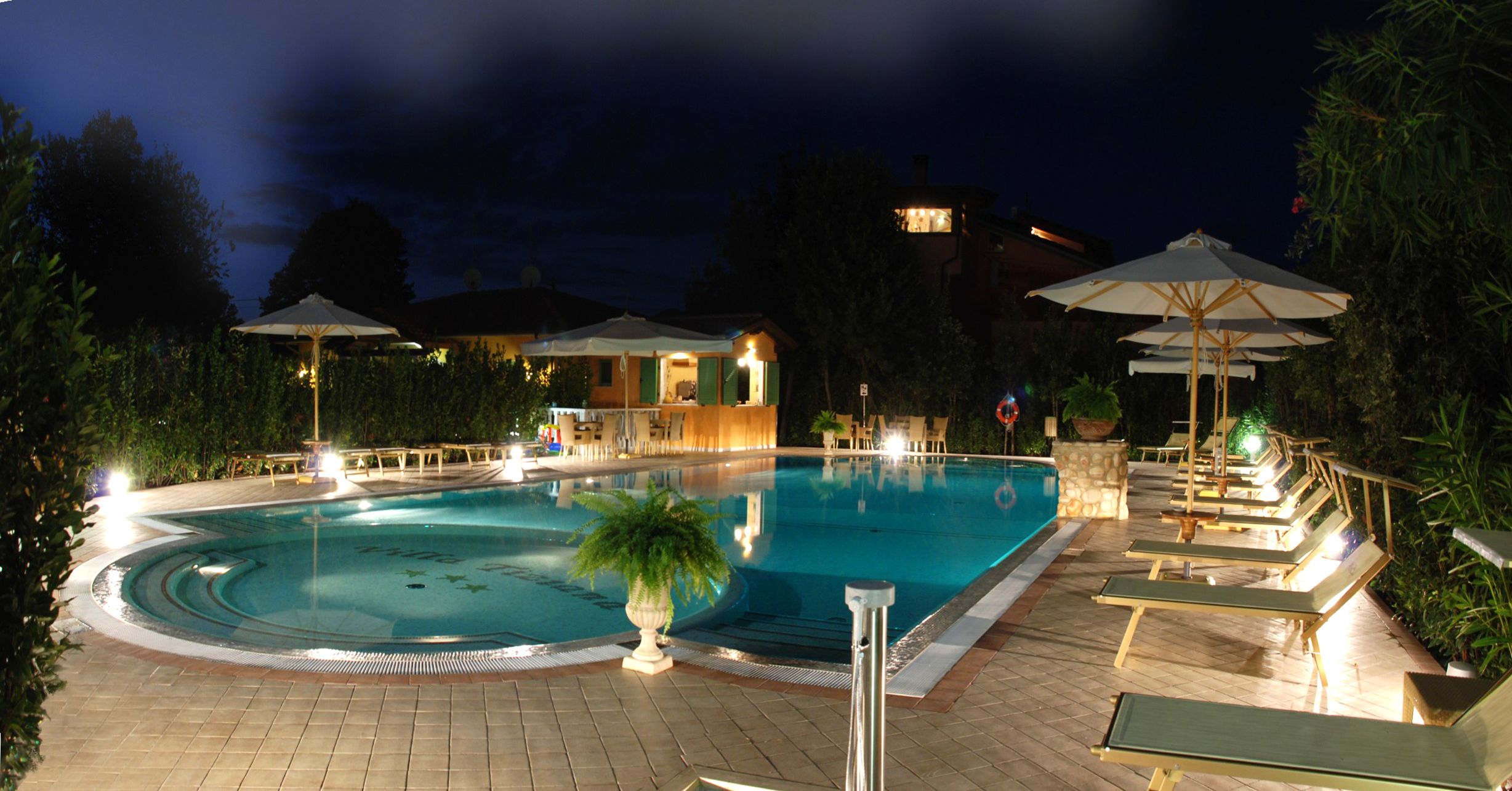 Außenpool (je nach Saison geöffnet), Sonnenschirme, Liegestühle