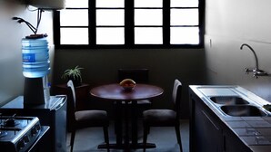 Apartamento superior | Cozinha privada | Geladeira grande, lava-louças, talheres/pratos/utensílios de cozinha