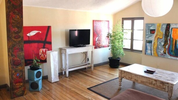 Apartamento superior, 2 quartos | Sala de estar | TV