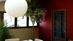 Apartamento superior, 2 quartos | Edredons de pluma, cofres nos quartos, individualmente decorados