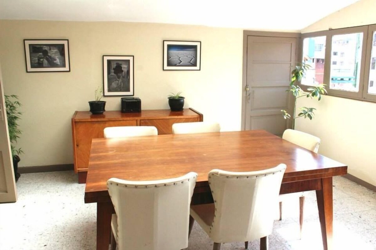 Apartamento superior, 2 quartos | Área de estar | TV