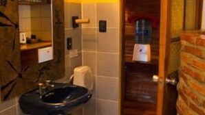 Apartamento | Banheiro | Chuveiro, chuveiro com efeito de chuva, produtos de toalete grátis 