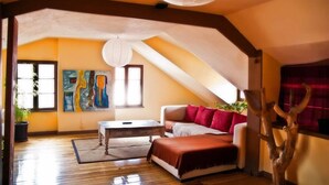 Apartamento superior, 2 quartos | Sala de estar | TV