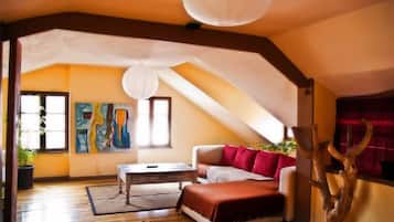 Apartamento superior, 2 habitaciones | Sala de estar | Una televisión