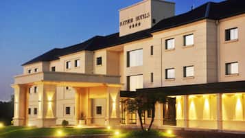 Voorkant accommodatie - avond/nacht