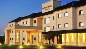 Fachada da propriedade à noite