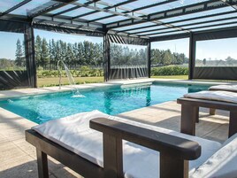 室内游泳池，室外游泳池，池畔遮阳伞，日光浴躺椅