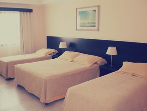 Cofres nos quartos, escrivaninha, camas extras/dobráveis (sobretaxa)