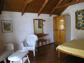 Traditional Cottage, 2 Bedrooms, Beach View | Living room