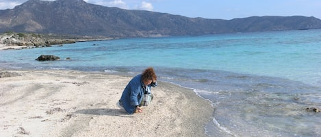 Privatstrand in der Nähe, schwarzer Sandstrand, 2 Strandbars, Angeln