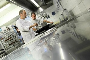 Petit déjeuner, déjeuner et dîner servis sur place