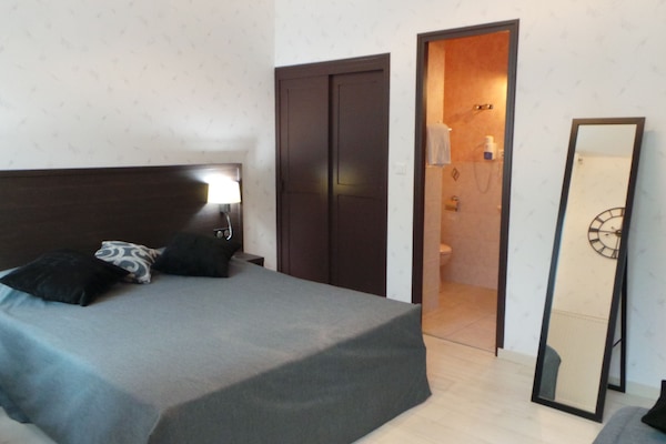 Peralatan tempat tidur premium, dihias secara berasingan