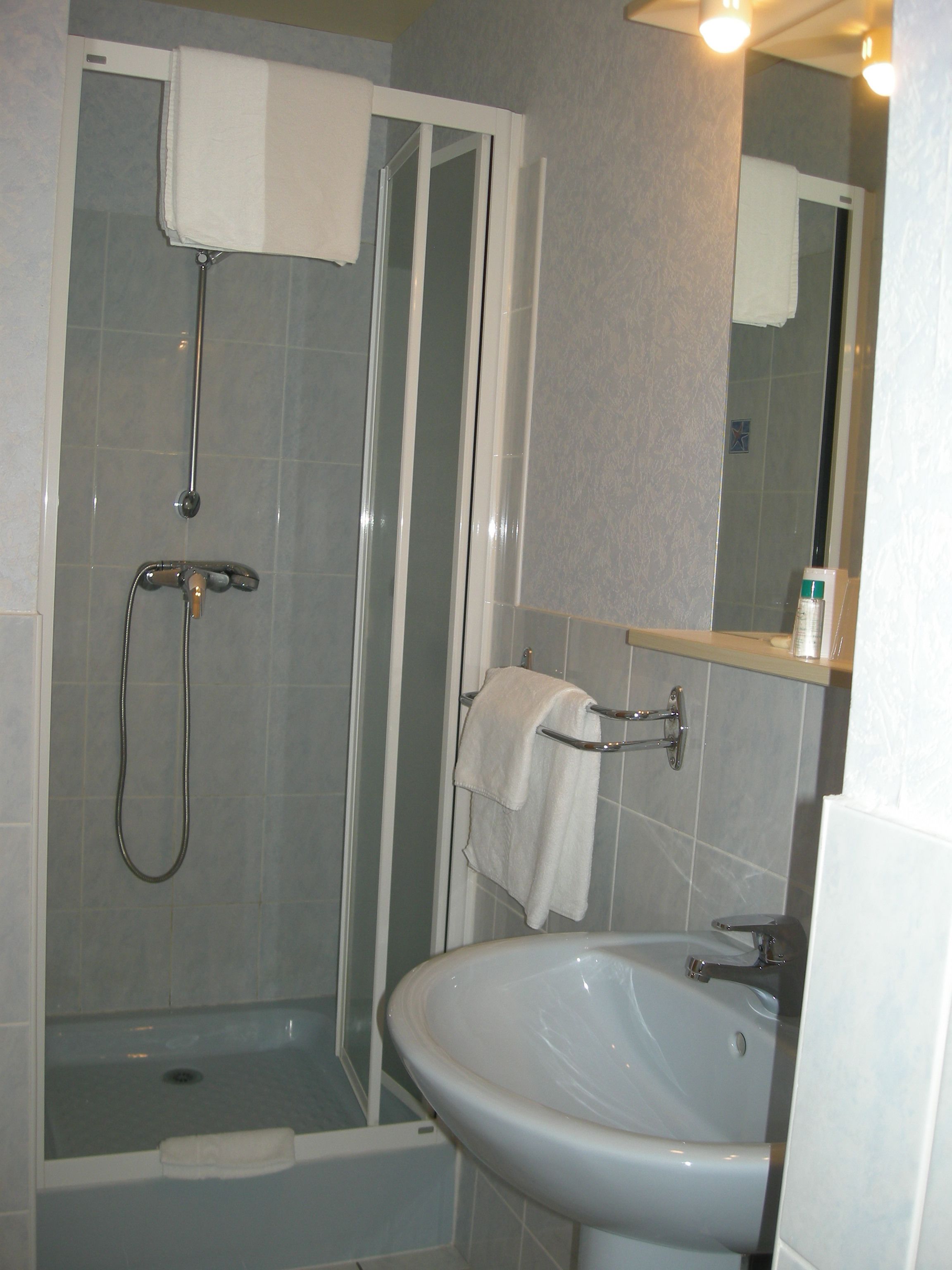 triple / twin room, sea view | bathroom | free toiletries, hair dryer, towels