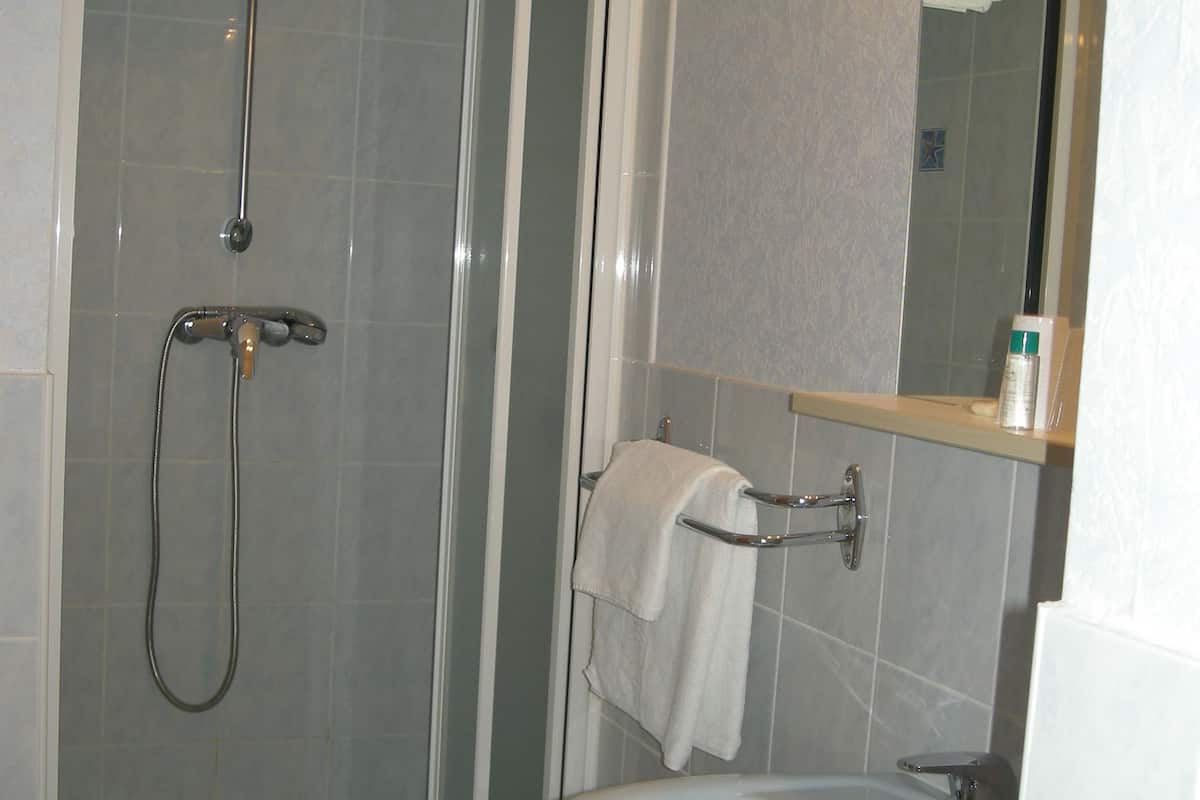 triple / twin room, sea view | bathroom | free toiletries, hair dryer, towels