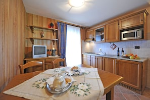 Standard Apartment, 1 Bedroom, Mountain View | Private kitchen - Le Chalet (Ayas)