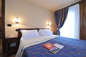 Apartamento estándar, 1 habitación, vistas a la montaña | Caja fuerte, escritorio, cortinas opacas y tabla de planchar con plancha