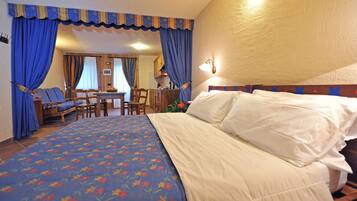 Monolocale, vista montagna | Una cassaforte in camera, una scrivania, tende oscuranti