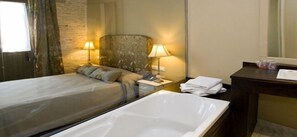 高级双人房 | 高档床上用品、羽绒被、记忆海绵床垫、特色装修