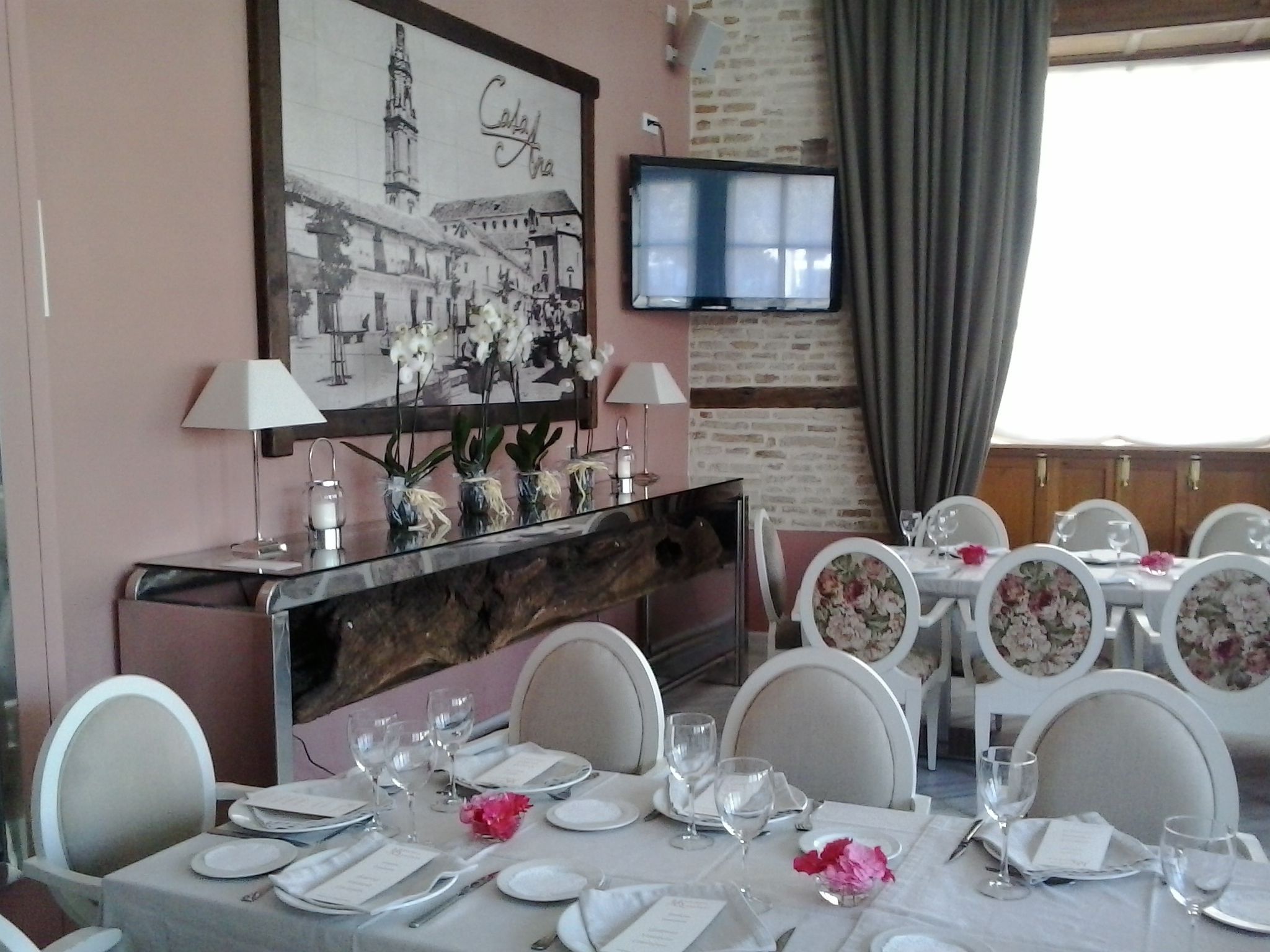 breakfast, lunch, dinner served; al fresco dining