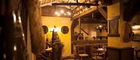 Petit déjeuner et déjeuner servis sur place, restauration en plein air