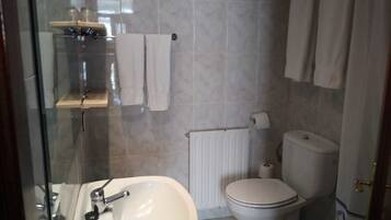 Habitación con 1 cama doble o 2 individuales | Baño | Artículos de higiene personal gratuitos y toallas