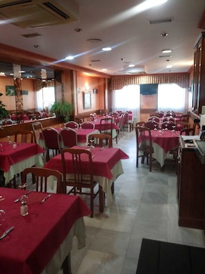 Déjeuner et dîner servis sur place, spécialités Cuisine locale