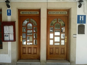 Property entrance - Hostal Sancho Garcia (Espinosa de los Monteros)