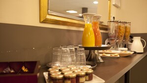 A buffet setup with various food items and beverages. - Le Carmin (Vitry-sur-Seine)