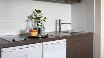 Studio twin, coin cuisine | Coin cuisine privé | Réfrigérateur, micro-ondes, batterie de cuisine, vaisselle et ustensiles