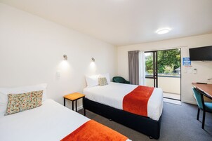 Quarto standard, para não fumantes, cozinha americana (Twin/triple Studio) | Roupas de cama premium, escrivaninha, espaço de trabalho para notebook
