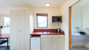 Standard Studio, Non Smoking, Kitchenette (Queen Studio) | Private kitchen