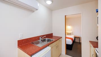Standard Suite, 1 Bedroom, Non Smoking, Kitchen | Private kitchen | Mini-fridge, microwave, coffee/tea maker, electric kettle
