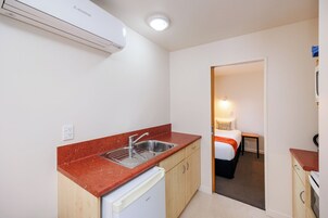 Suite estándar, 1 habitación, no fumadores, cocina | Cocina privada | Frigorífico pequeño, microondas, cafetera o tetera y hervidor eléctrico